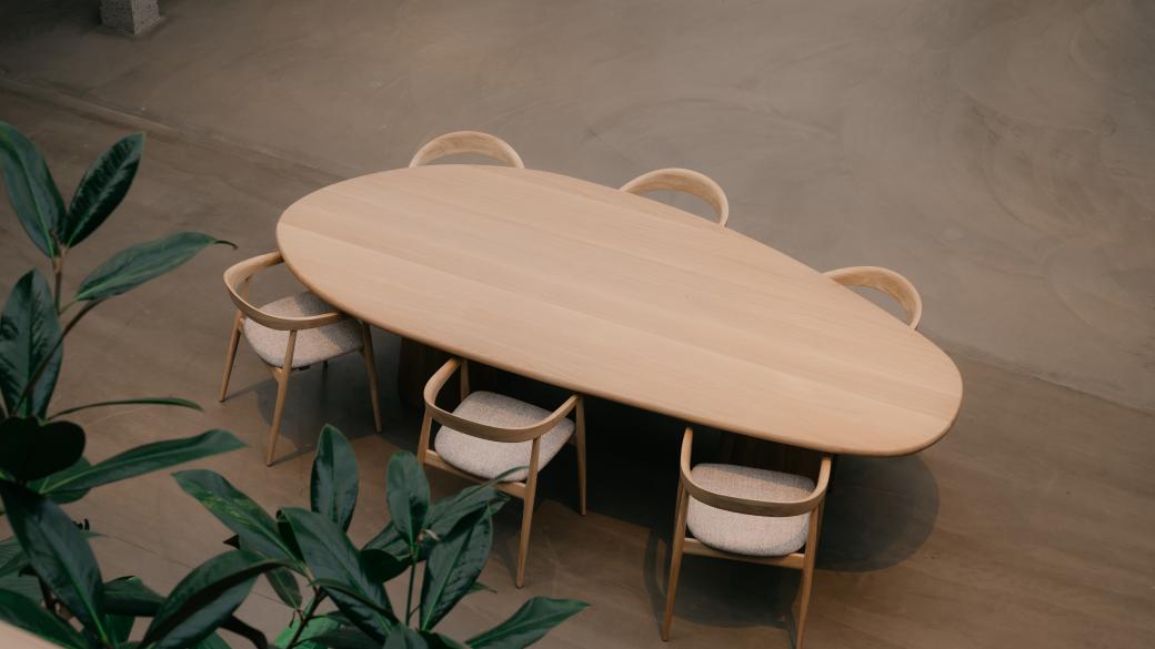Tafel organische vorm met stoelen