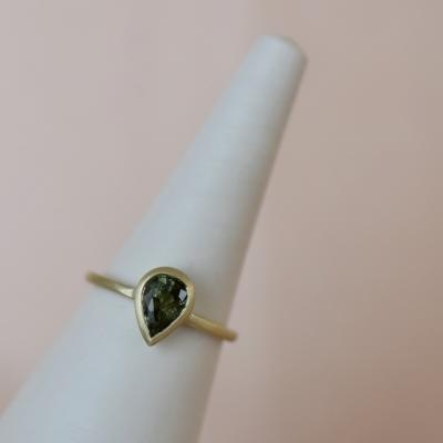 Gouden ring met groene saffier druppel