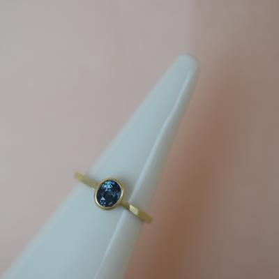 Gouden ring met grote ovalen blauwe saffier