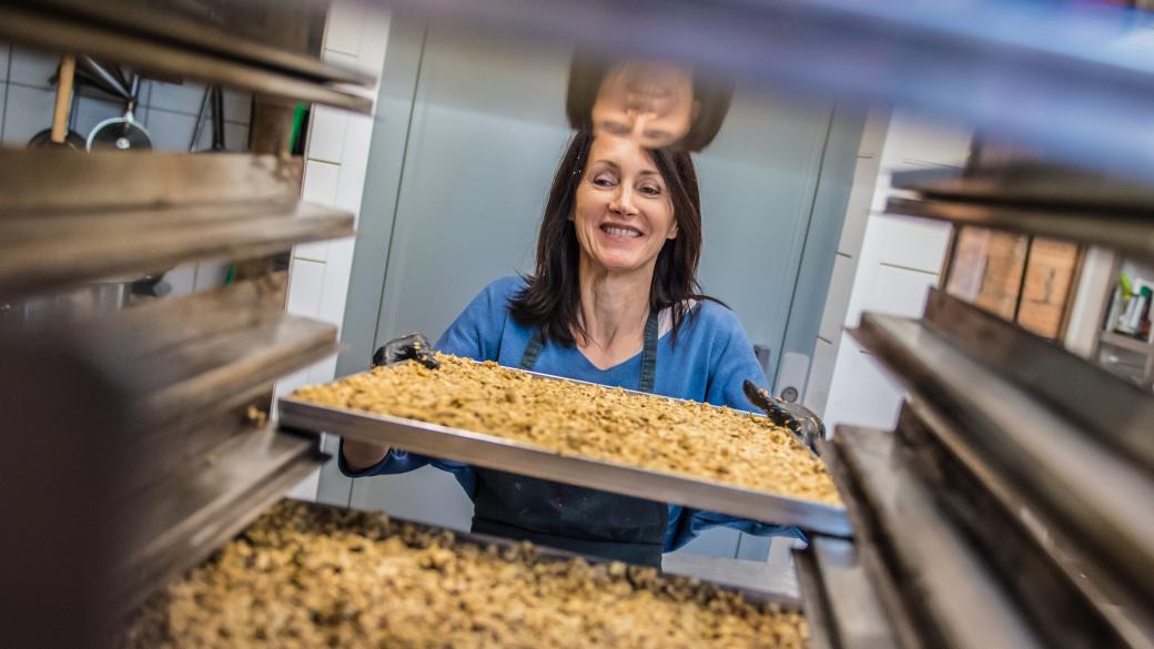 Balplaat granola gaat in de oven