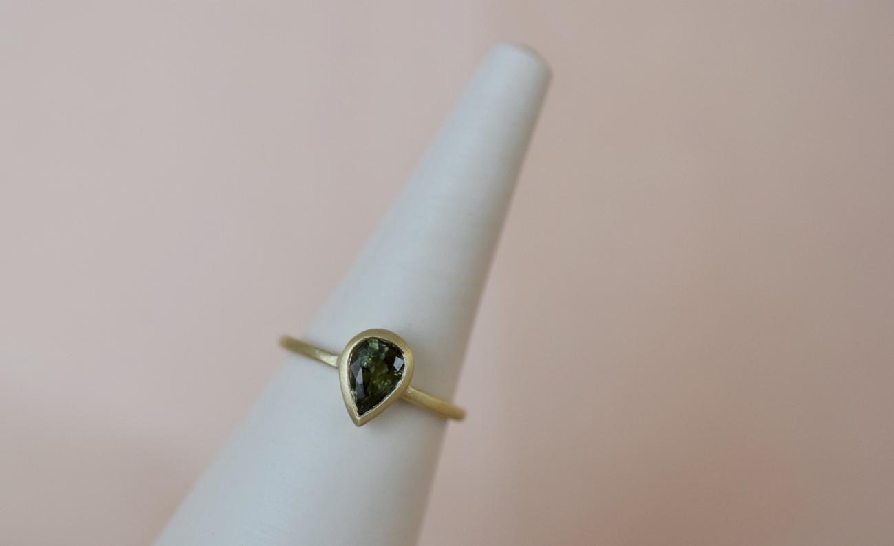 Gouden ring met groene saffier druppel